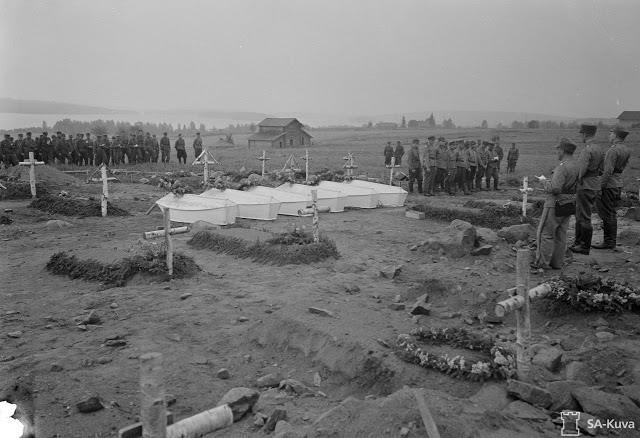 Suomalaisten sotilaitten kenttähautaus 3.8.1941 (toimitti kapteeni/pastori Kurkiala) Tolvajärven kansakoulumäellä.