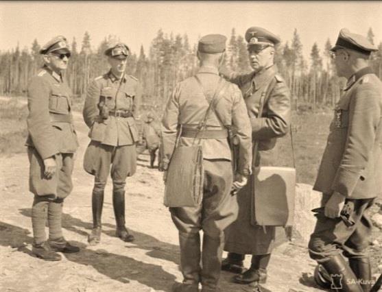 Saksalaisten komentaja kenraali Erwin Engelbrecht ja everstiluutnantti Wahlbäck keskustelevat elokuussa 1941 Ristisalmen ylittämisestä Tolvajärvellä (SA-kuva).