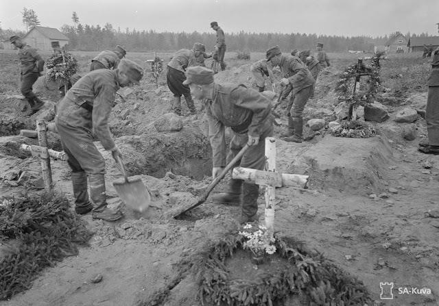 Kesän 1941 kenttähautausmaat Korpiselkään ja Tolvajärvelle perustettiin Karjalan Armeijan ensimmäiset kenttähautausmaat. Tolvajärven kenttähautausmaa vihittiin käyttöön 3.8.
