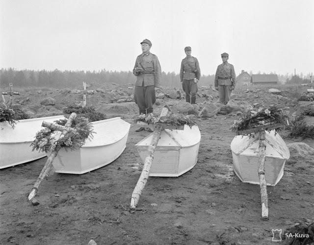 Kaatuneitten evakoimiskeskus hoiti sankarivainajien hautaukset ja myös haudattujen vainajien siirrot syksyn 1941 aikana kotikuntien sankarihautausmaihin.