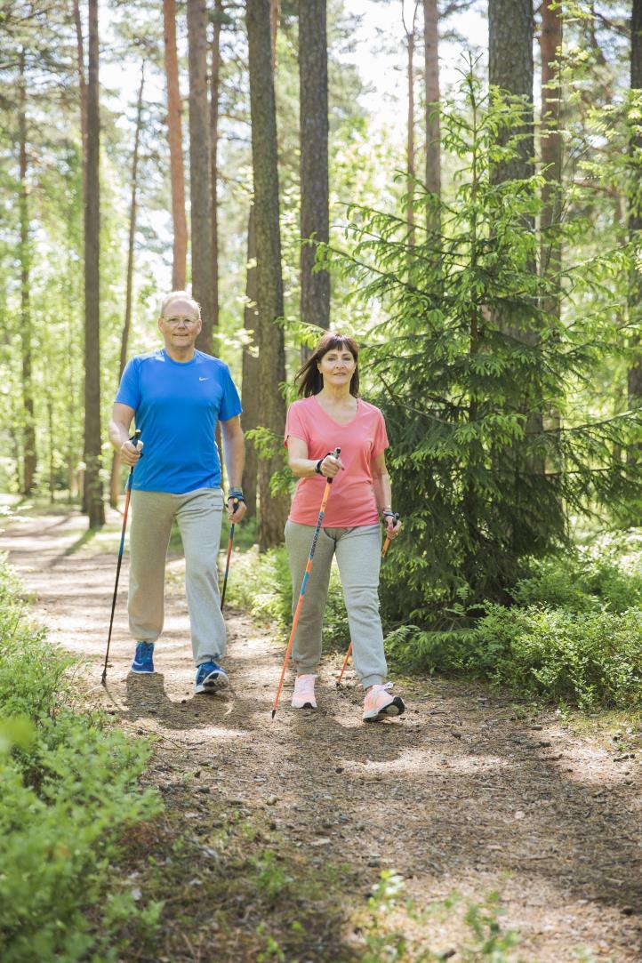 VUODEOSASTOHOITOTYÖ JA FYSIOTERAPIA VARHAISEN MOBILISAATION TUKENA Kannustetaan ja rohkaistaan potilasta aktiiviseen toistuvaan mobilisoitumiseen (kävely, istuminen) Potilaan oma aktiivisuus tärkeää