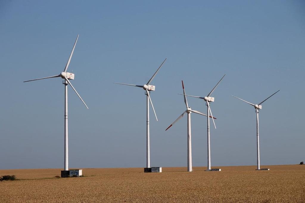 2.3 Enercon E-33/300 Esimerkkilaskun pohjaksi valittiin Enercon E-33/300, sillä se edustaa sopivasti keskikokoista kaupallista tuuliturbiinia.