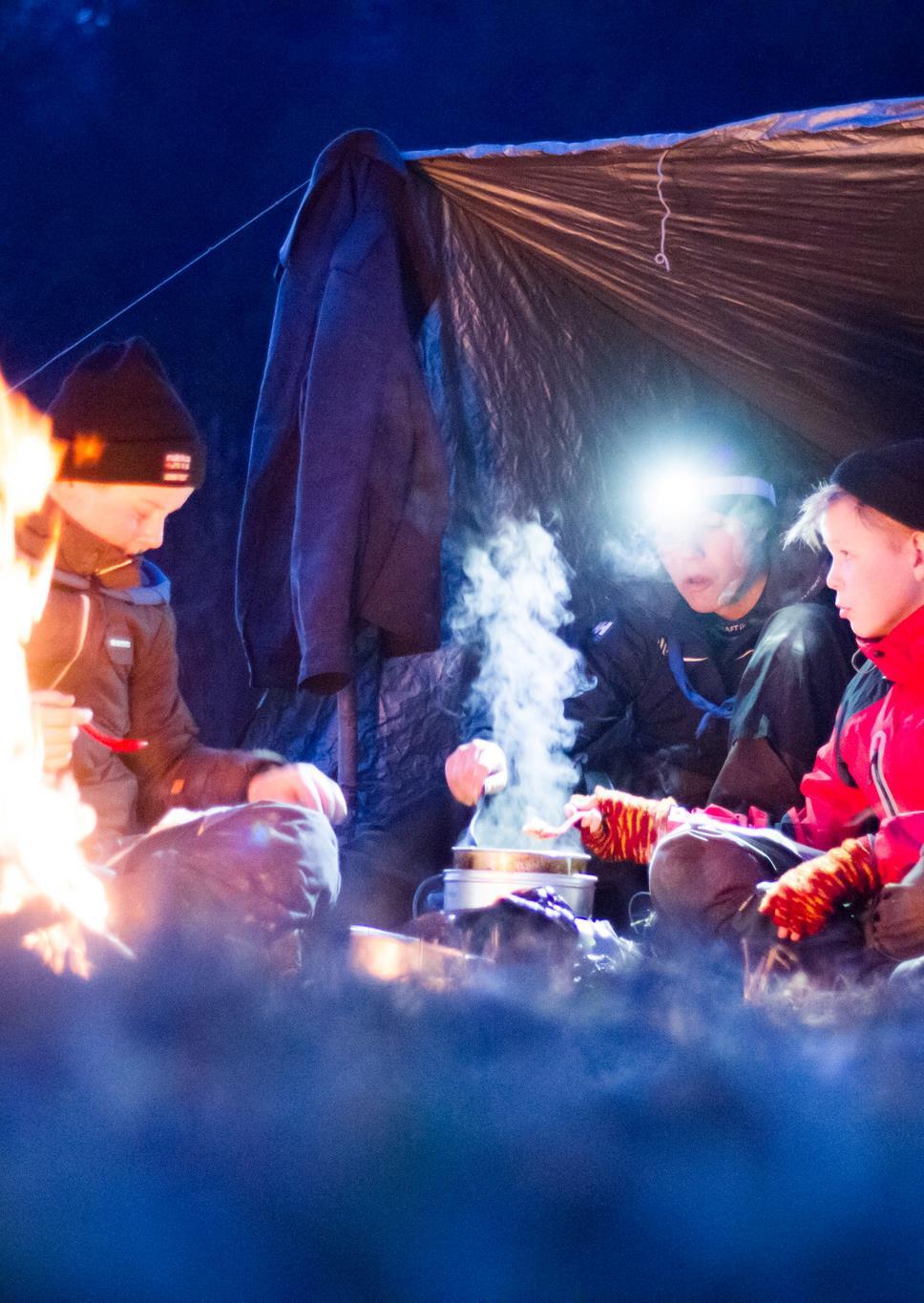 Henkilöstön tiedot 2/3 Käsittelemme esimerkiksi seuraavia henkilötietoja: tunnistautumistiedot, kuten nimi yhteystiedot, kuten osoite ja puhelinnumero työsuhdetta koskevat tiedot henkilö- ja