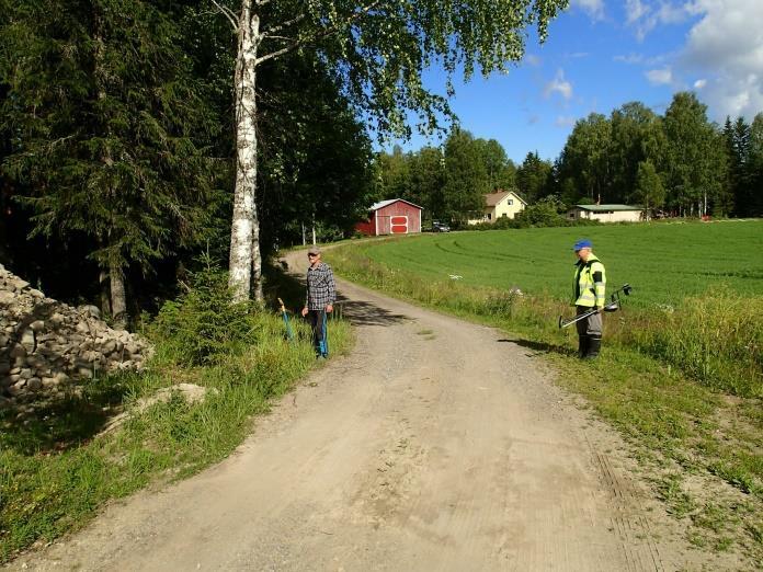 4 Löytöpaikkaa tutkittiin metallinilmaisimella ja maanäytekairalla ja paikalle tehtiin koekuoppia. Löytöpaikalta tai sen läheisyydessä ei havaittu mitään viitteitä kiinteästä muinaisjäännöksestä.