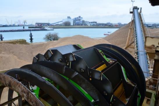 Rinsing of marine aggregates in Vlissingen-Oost (NL) End-use application determines the quality (200 million tons of
