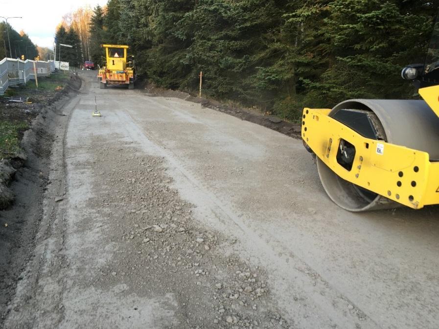 8 Kuva 3. Jalankulku- ja pyöräilyväylän jakavan kerroksen stabiloidun lentotuhkarakenteen tiivistystyö (Ilari Harju 24.10.2017). Lentotuhka on luonnonkiviainesta kevyempää materiaalia.