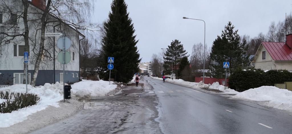 Karhunlukontien liittymästä tulee poistaa ja heikkojen näkemien vuoksi muiden suojateiden läheisyydessä ei tule sallia pysäköintiä. Kuva 6.