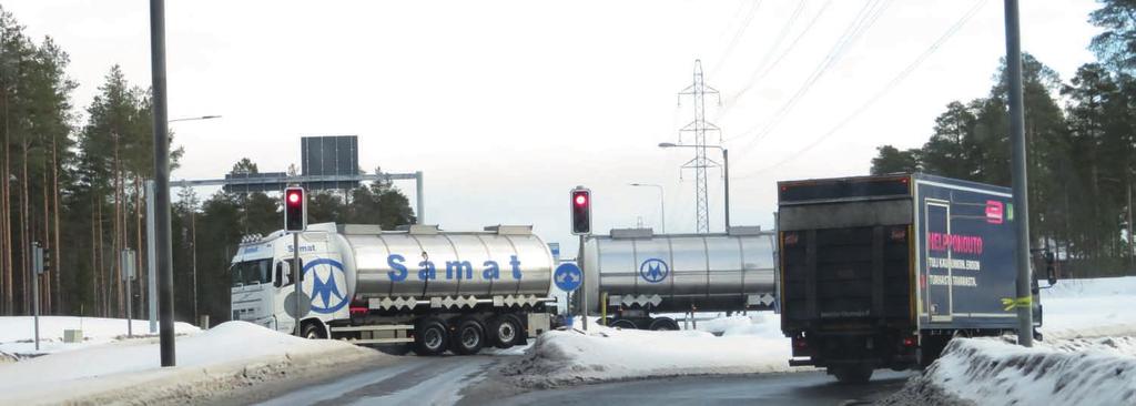 Poikkimaantien (maantie 8155) kehittäminen tarvitsisi nopeasti rahoituksen Poikkimaantie on tärkeä logistinen yhteys Poikkimaantie (mt 8155) on tärkeä työ- ja asiointiliikenteen sekä raskaan