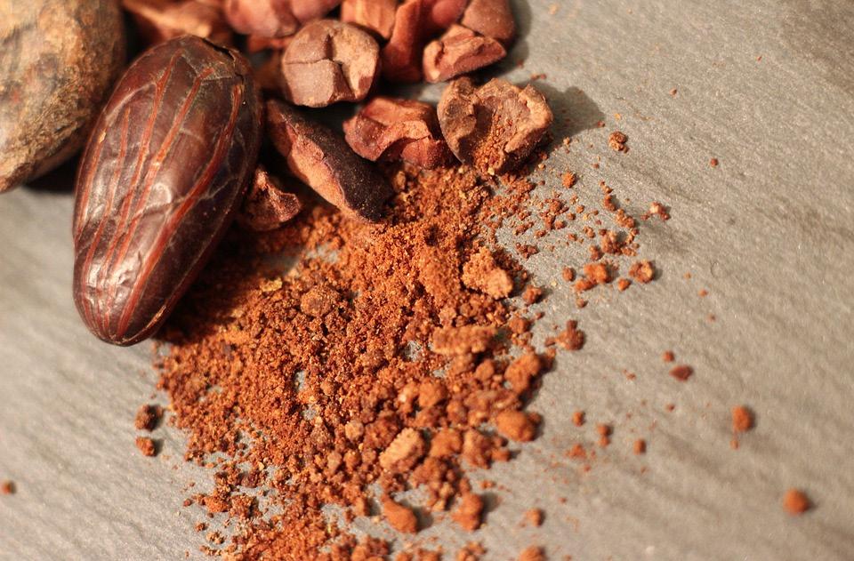 Punnitse kattilaan tärkkelyssiirappi 3. Lisää kerma ja osa sokerista, johon guar on sekoitettu, ja sitruunankuoret 4.