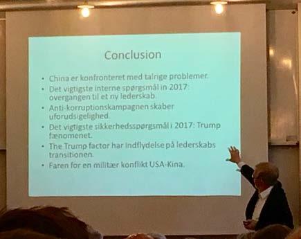 Kina-mi aqutsisut allanngulersut Københavns Universitet-ip aamma sakkutooqarnikkut ilisimatusarfiup aaqqissuuppaat tamanut ammasumik oqalugiarneq, tassani professor Kjeld Erik Brødsgaard-ip