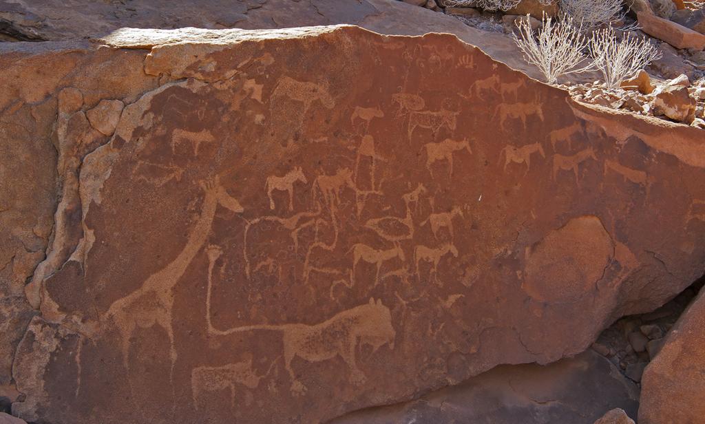Ti 17.9.2019 Twyfelfontein (A, L, P) Majoituskohteemme on Namibian ensimmäisen ja kansainvälisesti ajatellen ehkä arvokkaimman maailmanperintöalueen laidalla.