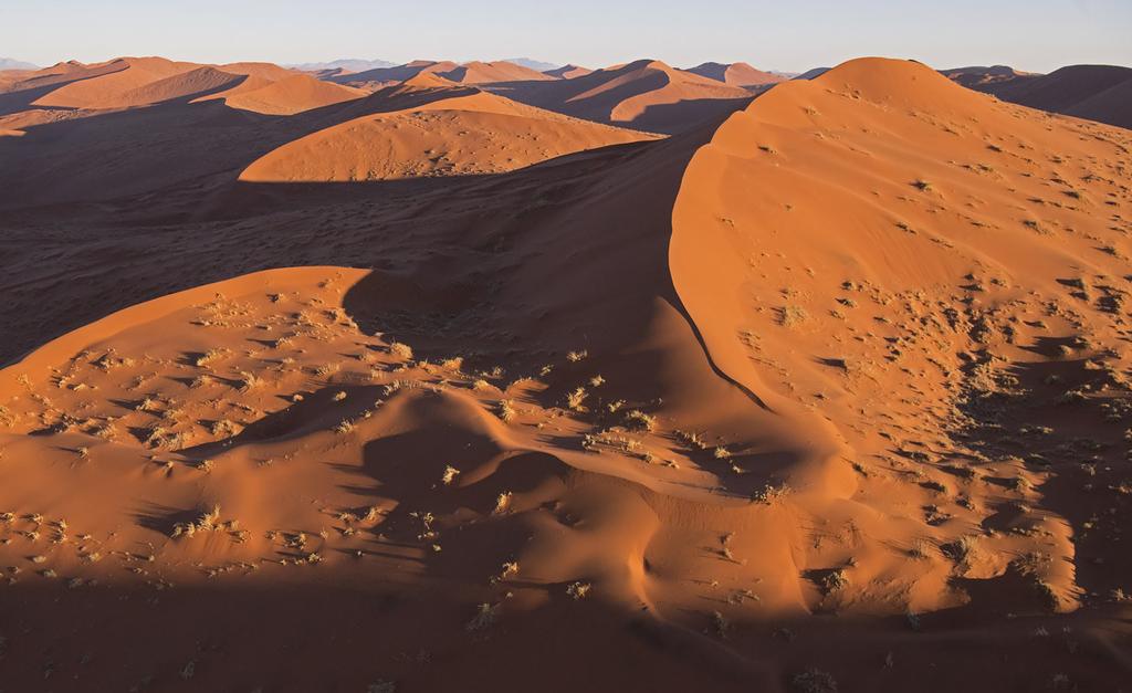 Ti 10.9.2019 Sossusvelei (A, L, P) Sossusvelei on ikoninen kansallismaisema ja yksi Namibian tunnetuimmista nähtävyyksistä. Punaisten hiekkadyynien alue kuuluu osana Namib-Naukluftin lähes 50.