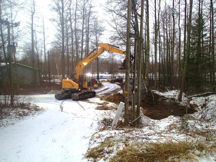 Maakaapelilinja Miemalansalmen rannassa kulkee osan matkaa venesatamaan ja varastorakennukselle