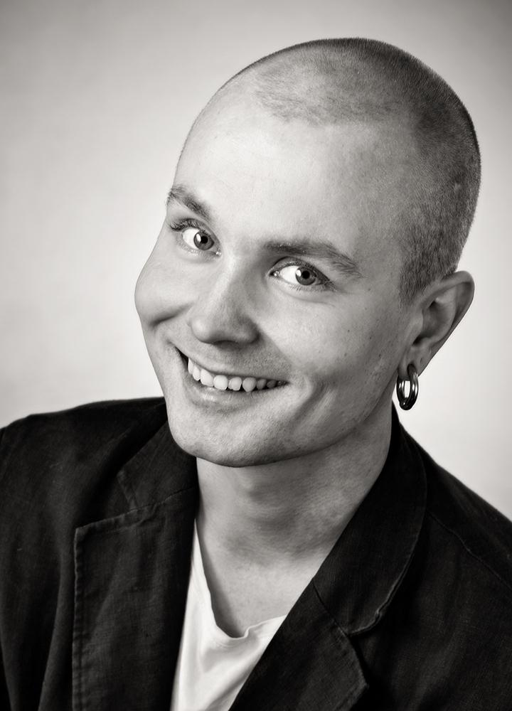 Topi Kohonen Freelance-näyttelijä, FIA Valmistuin teatteritaiteen maisteriksi Tampereelta 2014, jonka jälkeen olen työskennellyt