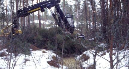 Vesiensuojelu turvemaiden hakkuissa Turvemaiden hakkuissa käytetään mahdollisimman vähän maastovaurioita aiheuttavaa kalustoa Mikäli em.