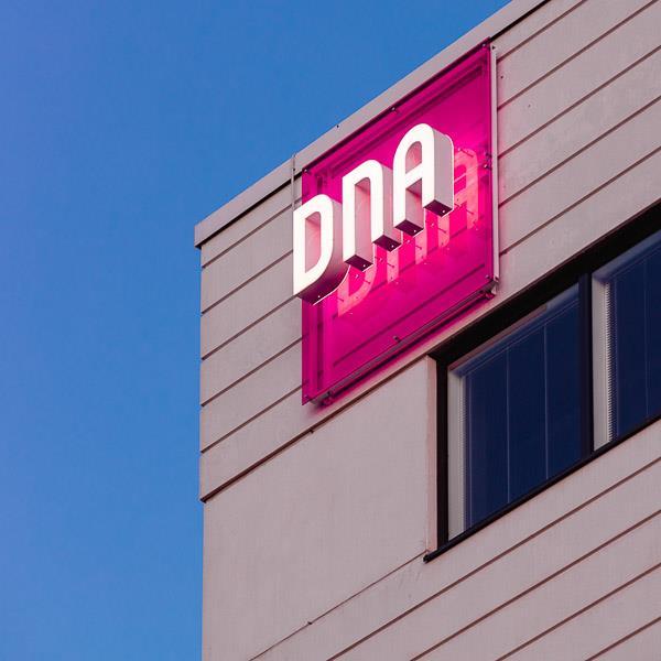 Norjalainen tietoliikenneyhtiö Telenor ostaa 54 % DNA:n osakkeista Telenor ostaa DNA:n kahden suurimman osakkeenomistajan, Finda Telecoms Oy:n 28,3 %:n ja PHP Holding Oy:n 25,8 %:n DNA-omistukset
