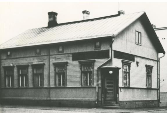 KESKEISESSÄ OSASSA INARIN KAUPPIASPERHE Heikki ja Maria Inari Tontti Inarien omistukseen 1934.