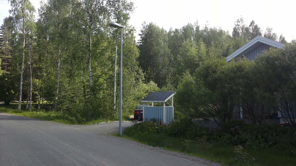 Yksi Sireenitien alimmista paikoista on tontin kohdalla. Tontti on tasainen ja lähes luonnontilaista. Ajantasakaavassa osoitettua kevyenliikenteen väylää ei ole toteutettu.