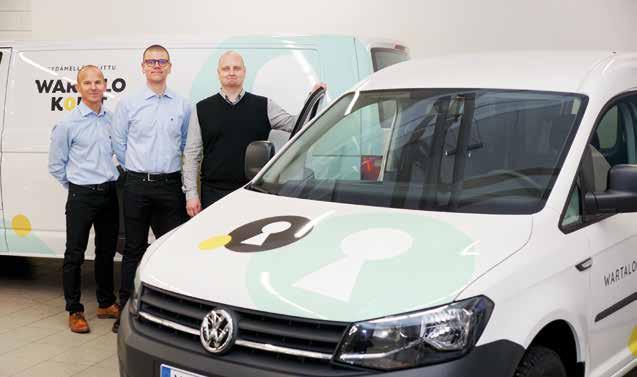 Uusia Volkswagen hyötyajoneuvoja olivat luovuttamassa Autotalo Laakkonen Oy:n Varkauden toimipisteen VW myyntipäällikkö Tatu Pulliainen ja automyyjä Juha Auvinen.