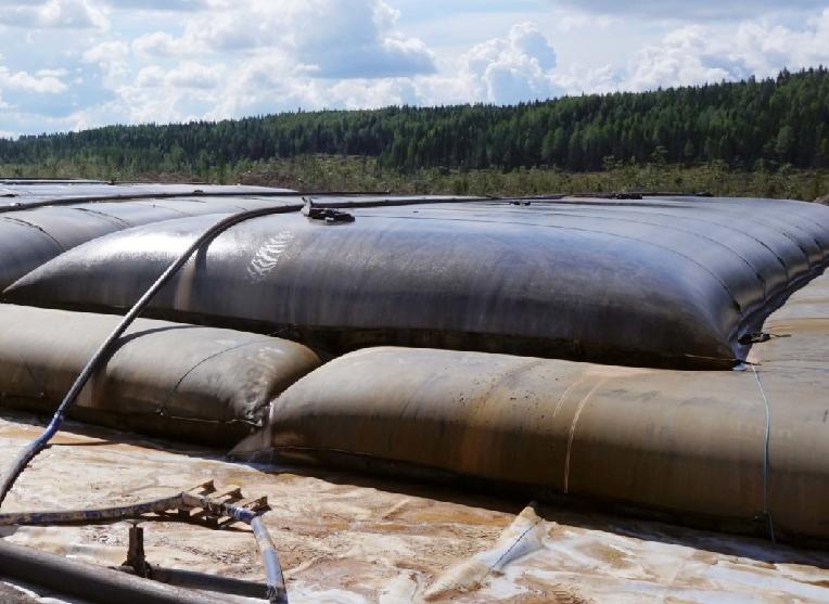 Tällöin saven plastisuus vähenee ja vedenläpäisevyys kasvaa. Kuva 28. Vasemmalla geotuubin periaate ja alusrakenne (Kaarela 2015). Oikealla SoilTain-geotuubi (Geosynt Oy 2019).