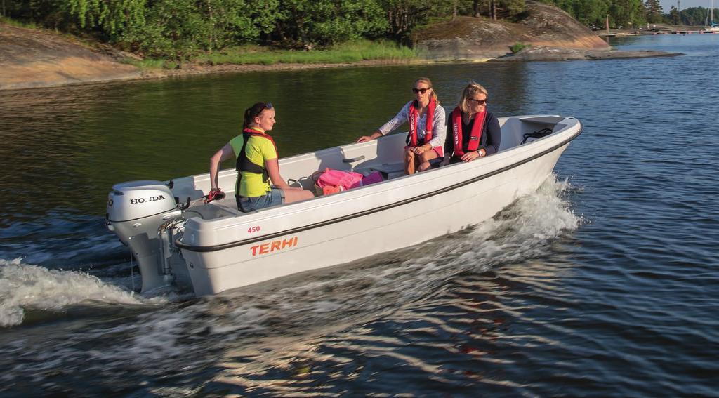 Terhi 450 445 cm 185 cm Uudistettu mökkiläisen yleisvene Terhi 450 on uudistettu versio 445-mallista, jonka suurin uudistus on erikoisvahvistettu peräpeili.