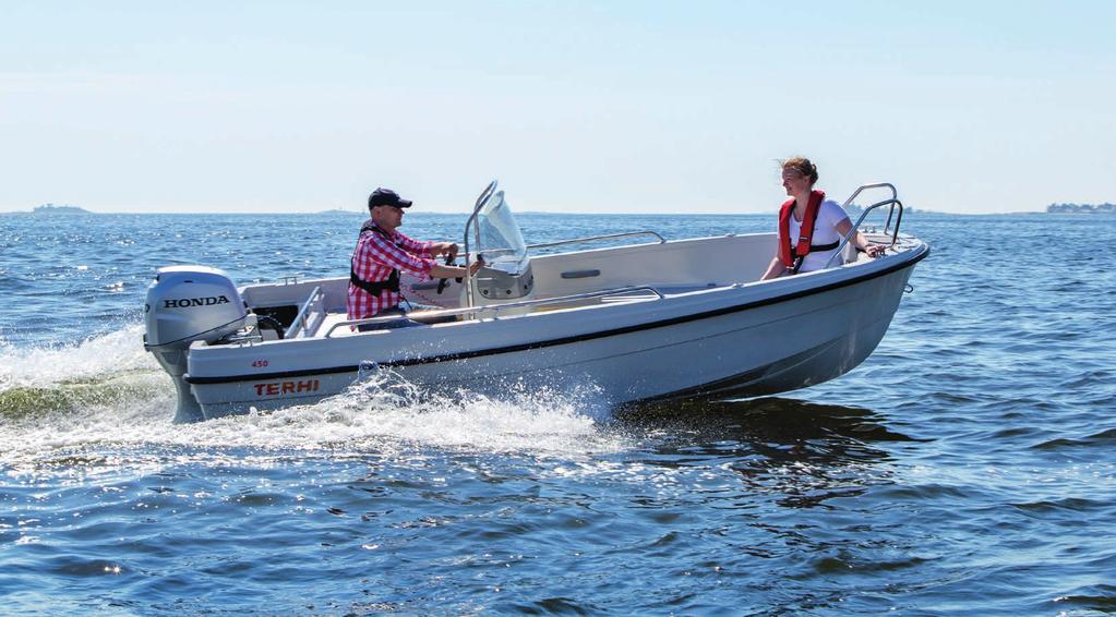 Terhi 450 CC 445 Cm 185 cm Keskipulpetillinen mökki- ja yleisvene Uusi Terhi 450 CC on keskipulpetillinen moottorivene, joka sopii niin mökki- kuin yleisveneeksi, ja jolla kuljet sekä mökkimatkat
