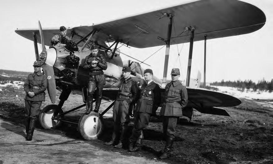 Magnusson toimi LLv 24:n 1. lentueen päällikkönä Utissa keväällä 1936. Gloster Gamecockin eli Kukon edessä oikealta kersantti Yrjö Turkka, kapteeni Eka Magnusson ja luutnantti Sven- Erik Siren.