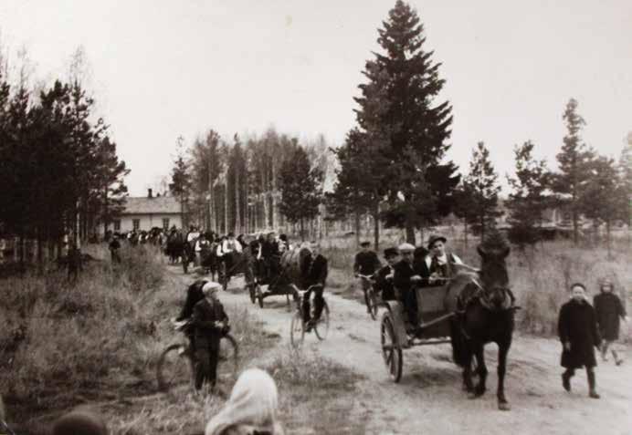 99 KASVATTAJIA Kotiseudun ihmisten muisteleminen aloitetaan oman naapuruston ammattilaisista. oli muutamia aika persoonallisia henkilöitä, että jäi pienistä jo mieleen.