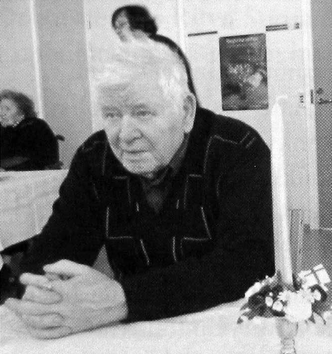 105 puhuttu mitään, mutta Toivohan teki peeärrää niin maan perusteellisesti, kun se oli hevosmiehiä ja siel ukkoja istu ja soitti suutaan ja veikkas siinä jotaki ravivetoa.