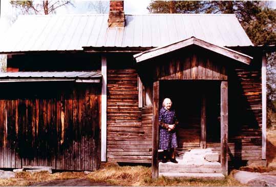 64 Kuvassa Hilda Häkkinen (os. Könni) 100-vuotiaana mökkinsä portailla. Kuva: Heimo Harju. naan lähetty jenkkeihin tahkomaan. Tuodaan esiin myös siirtolaisuuden aktivoiva ja avartava vaikutus.