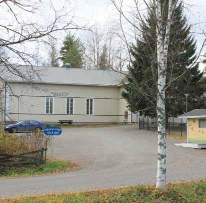 65 sä: Hilda oli sata vuotta, ni se asu vielä sellases mökissä, niin ettei ollu sähköä eikä vettä. Kaivosta nostettiin. Pakkasöinä vesi jääty sisälle. Sisälle niin. Mutta näki lukee lehden.
