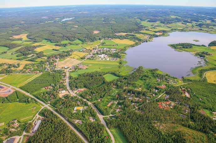 80 PONNENJÄRVI JA MAITOPERUNAT Keskustelijoiden ensimmäisiä reaktioita ovat naurahdukset, ja arvuuttelu siitä, mikä kuvista ei kuulu joukkoon.