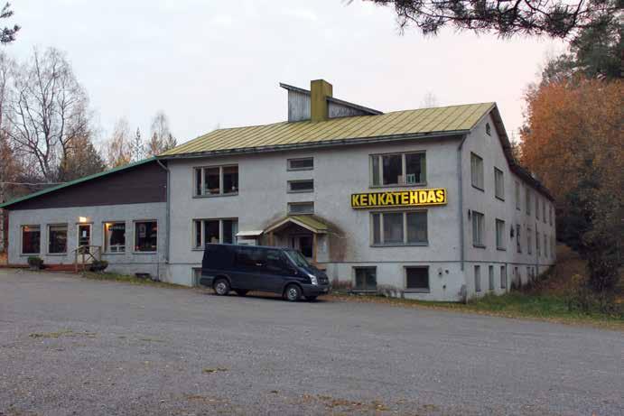 95 set on vielä appiukon huoneeski, ompelukone puuttuu. Se tunnelma ei oo ollenkaan tehdasmainen.
