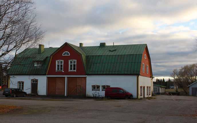 97 TÖYSÄLÄISET MAAILMALLA Tilaisuuden keskustelu käynnistyy vauvakuvasta. Siinä on ainakin neuleessa kasvunvaraa. Ainakin näyttäis siltä. Jokaista virikkeen kuvaa kommentoidaan.