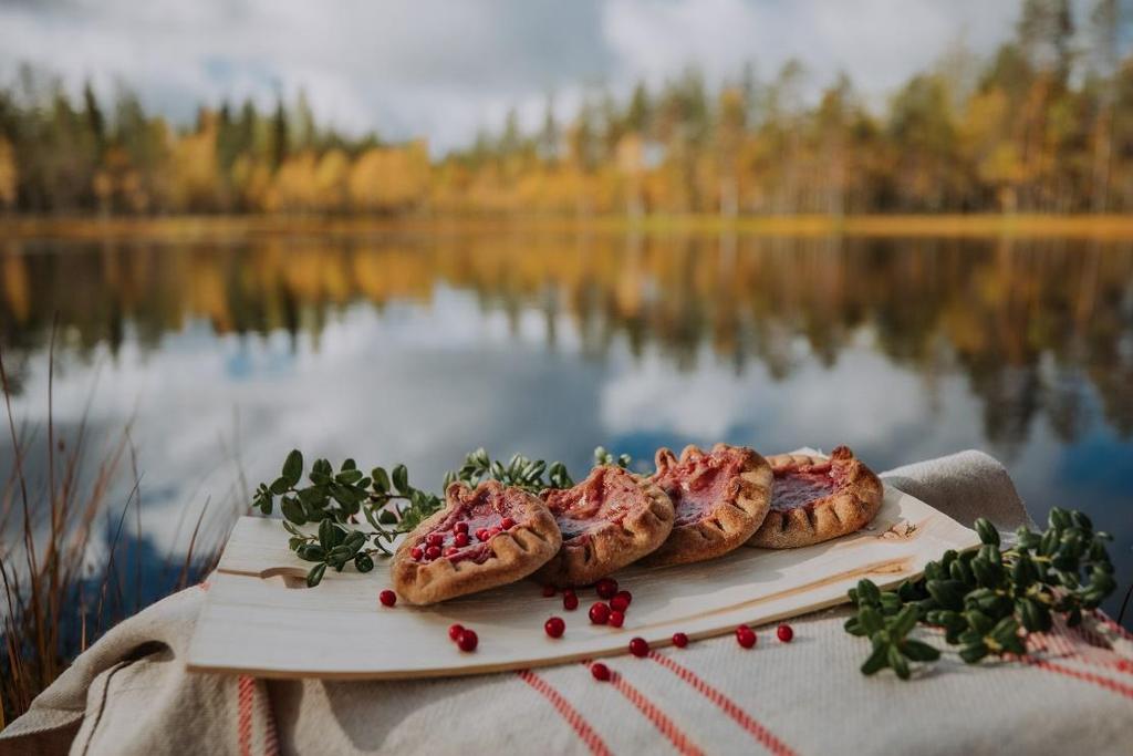 RUOKAPAIKAT Paikalliset ja sesonginmukaiset tuotteet ilahduttavat matkailijoita. Paikallisuus ja sesonginmukaisuus yhdistettiin hyvään ja maukkaaseen ruokaan.