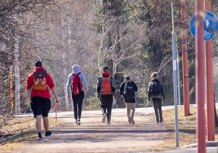 Maantien kevyen liikenteen väylä 2014 jälkeen toteutuneet kevyen liikenteen väylät UELY:n hankekorin kärkihankkeet Alueellinen pyörätieverkko 400 350 300 250 290 329 361 307 266 252 289 274