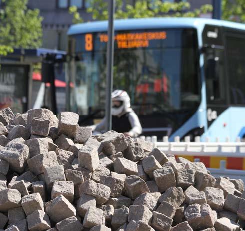 Liikenneympäristön parantamisessa korostuvat tien- ja kadunpidon rahoituksen niukkuuden vuoksi pienet ja kustannustehokkaat toimet, tärkeimpinä ajonopeuksia hillitsevät toimet keskustoissa,