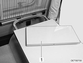 1 Ripustuspöytä ja niveltukijalka Kuva 40 Ripustuspöydän siirtäminen/ suurentaminen Kuva 41 Pöytälevyn jatke Pöydän siirtäminen ajosuuntaan: Nosta pöytää eteenpäin, kunnes kiinnitys (Kuva 40,3)