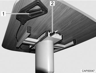 Aseta pöytä alempaan pidikelistaan ja laske se pöydän niveljalan varaan. 7.6.2 Nostopöytä Kuva 43 Nostopöydän siirtäminen Pöydän siirtäminen: Käännä vipu (Kuva 43,2) alaspäin pystysuoraan asentoon.