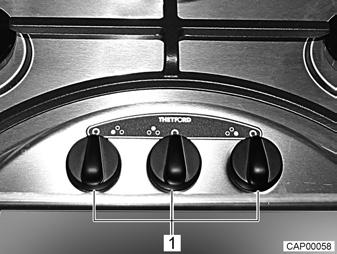 Kiinteästi asennetut laitteet 10 Ajoneuvon keittiössä on 3-liekkinen kaasukeitin.