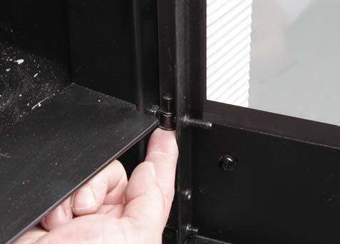 Flytta luckans regel till den motsatta sidan. 1. 4. ENG Removal of steel cladding and installation of stove Lift up the hinge pins.