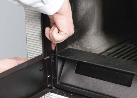 4. Move the door closure catch to the opposite side of the door. RUS Монтаж дверцы каменки и смена направления открывания 1.