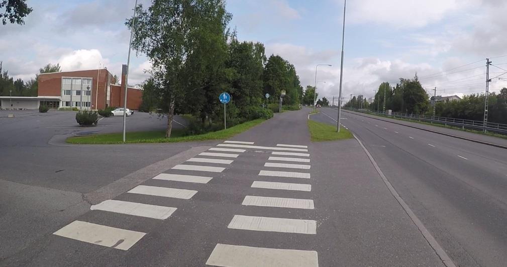 KÄVELY- JA PYÖRÄILYVERKKO Alikulku Suunnittelualue Jalankulun ja pyöräilyn reittejä ohjailevat koulun ympärillä olevat vesistöt sekä junarata, joka halkoo