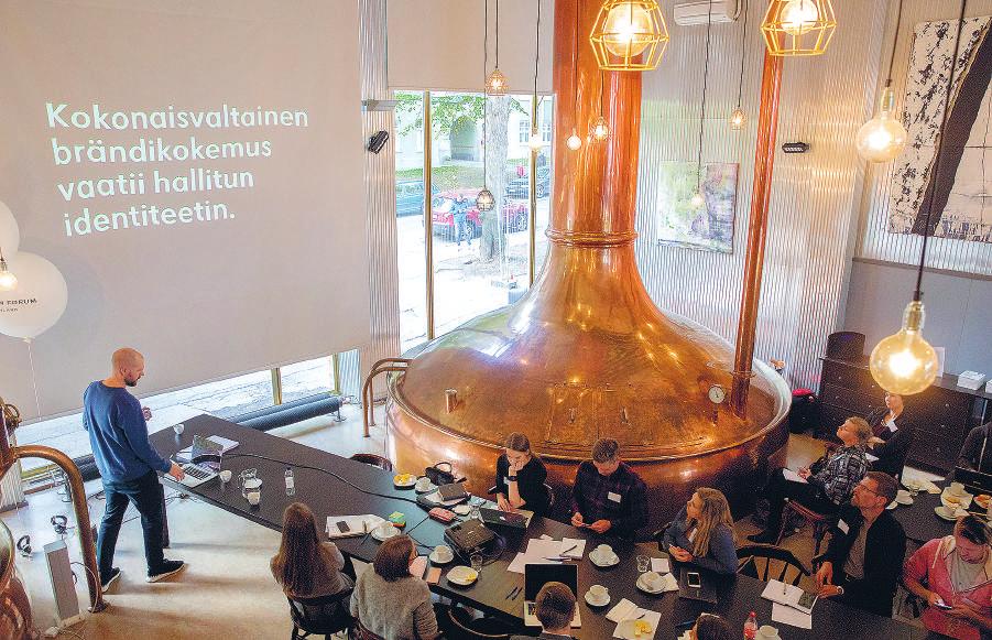 Näkyvä osa Design Forum Finlandin yrityskonsultointia on Design Forum Studio, jonka ensimmäinen palvelu on neliosainen Strategisen muotoilun valmennus.