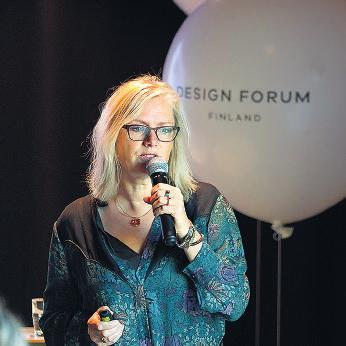 Ohjelmassa oli asiantuntijapuheenvuoroja kestävästä kehityksestä ja kiertotalouden mukaisista liiketoimintamalleista sekä esimerkkitapauksia yrityksiltä, jotka jo käyttävät muotoilua strategisena