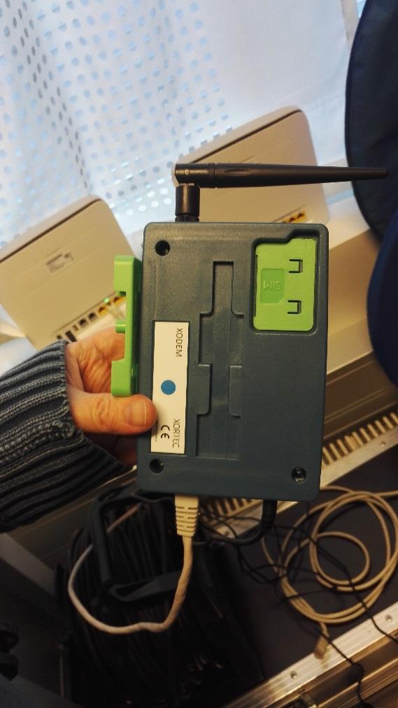 26 Kuva 18. Xodem-tukiasema Pysäköintialueen lähettyvillä on Xodem-tukiasema. Tukiaseman sisällä on ZigBee -lähetin, joka on yhteydessä parkkipaikalla oleviin etolppiin.
