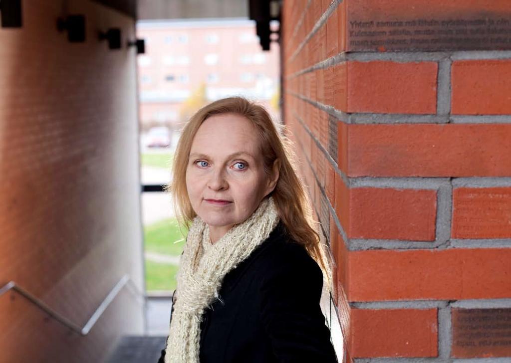 28 Vuoden keramiikkataiteilija Ceramic Artist of the Year Kirsi Kivivirta Hillitty muotokieli kuvaa hyvin Kirsi Kivivirran töitä, jotka usein syntyvät graafisen vision tai ajatuksen seurauksena.