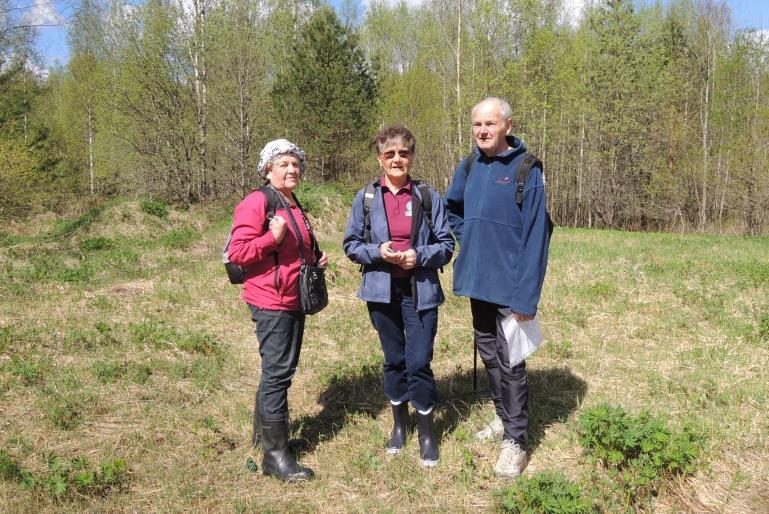 ihmettelemässä penkomisen jälkiä. Lienevät venäläiset etsineet suomalaisten piilottamia aarteita. Erityisesti uunin kohtaa oli kaivettu ja tiilen palasia levitetty laajalti.