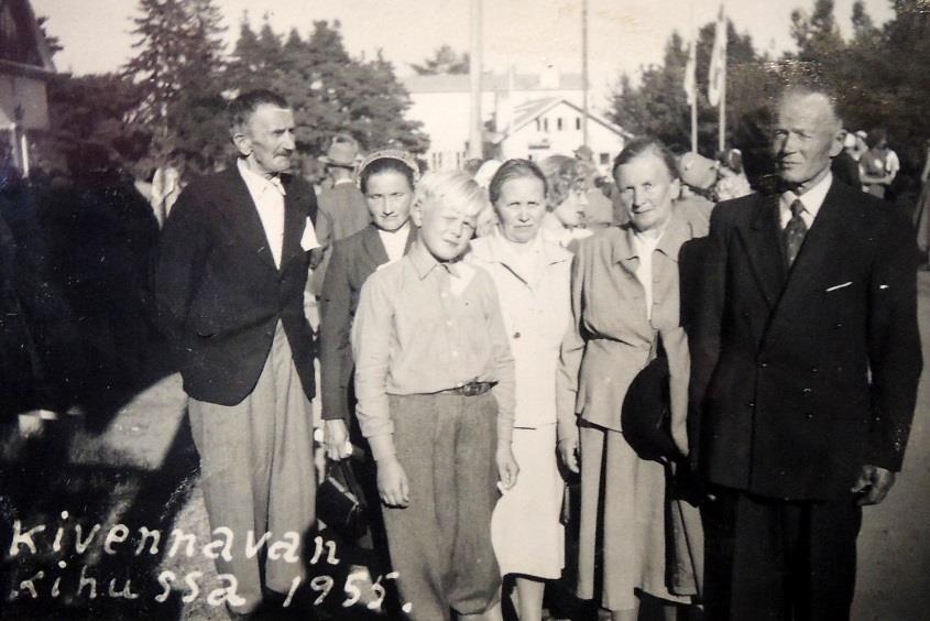 Pentti Kirjavainen 9. Valkosen kasvattipoika Asko 10. Tuntematon 11. Aune Valkonen 12. Martta Kirjavainen (o.s. Murtonen) 13. Anna Kirjavainen (o.s. Murtonen) 14. Annikki Kirjavainen (Jortikka) 15.