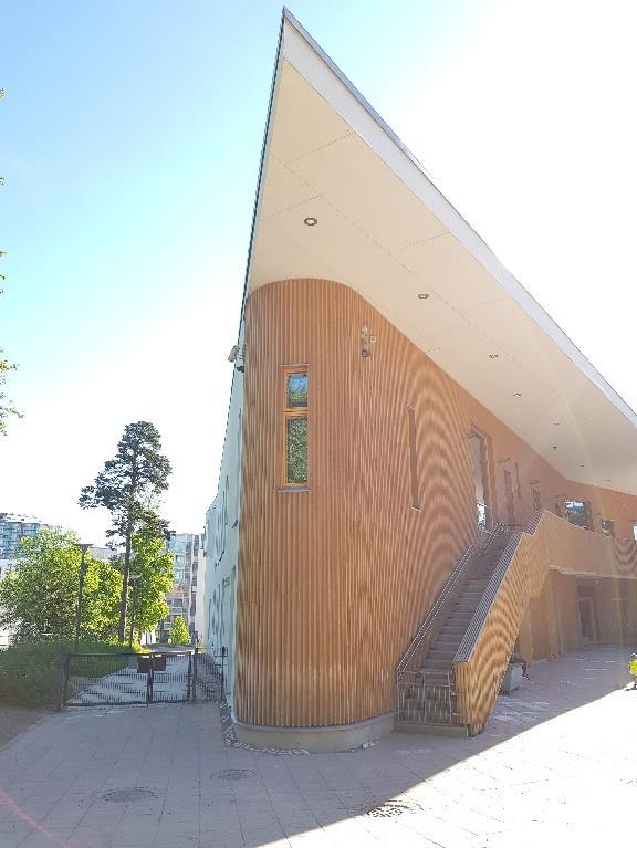 Kuva 3. Piha-alueella havaittu lammikoitumiskohta. 1.3 Perustukset, perusmuurit - Perustusten painumisesta ei ollut viitteitä.